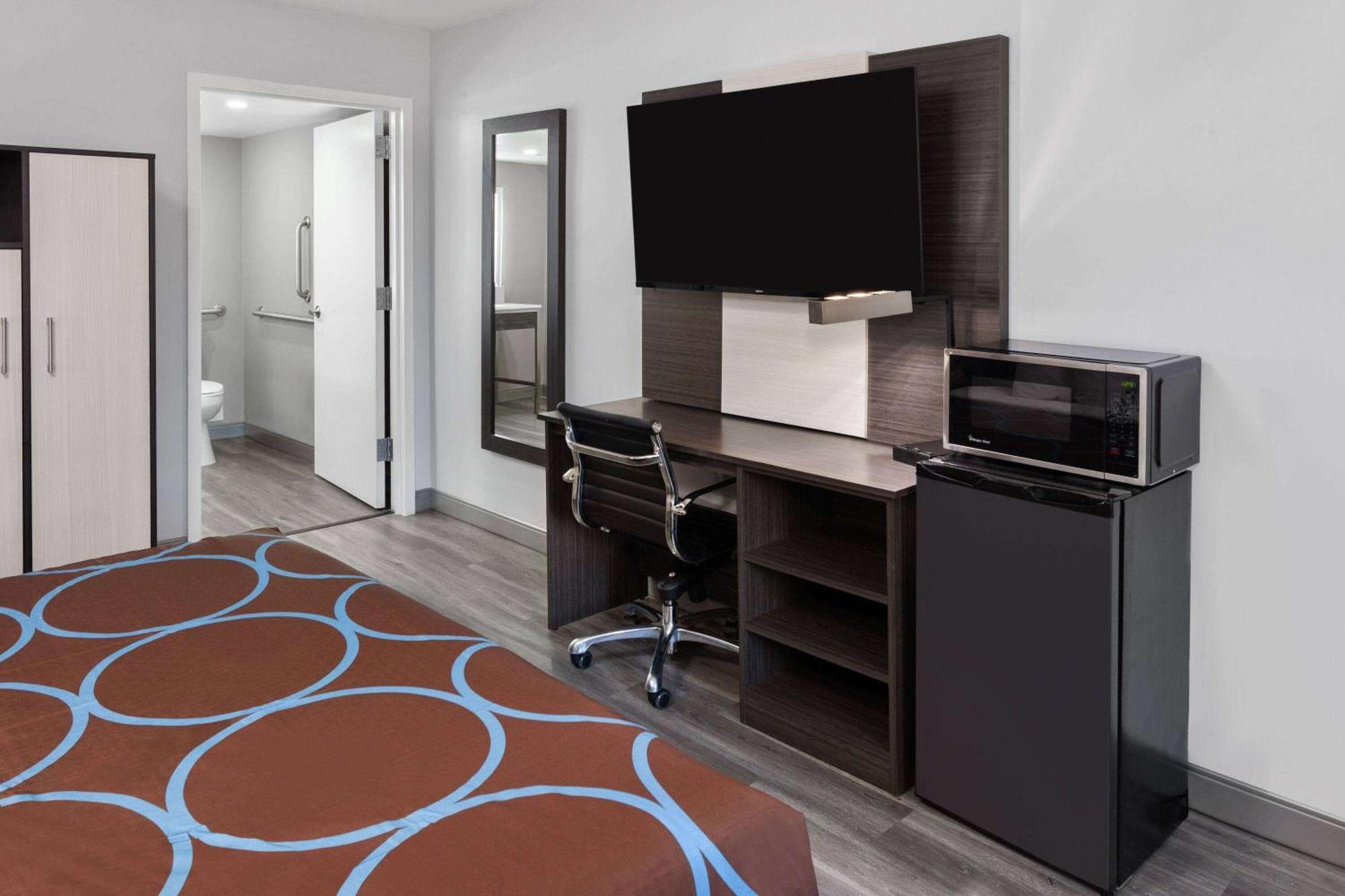 Super 8 By Wyndham Baltimore Northwest Exterior photo