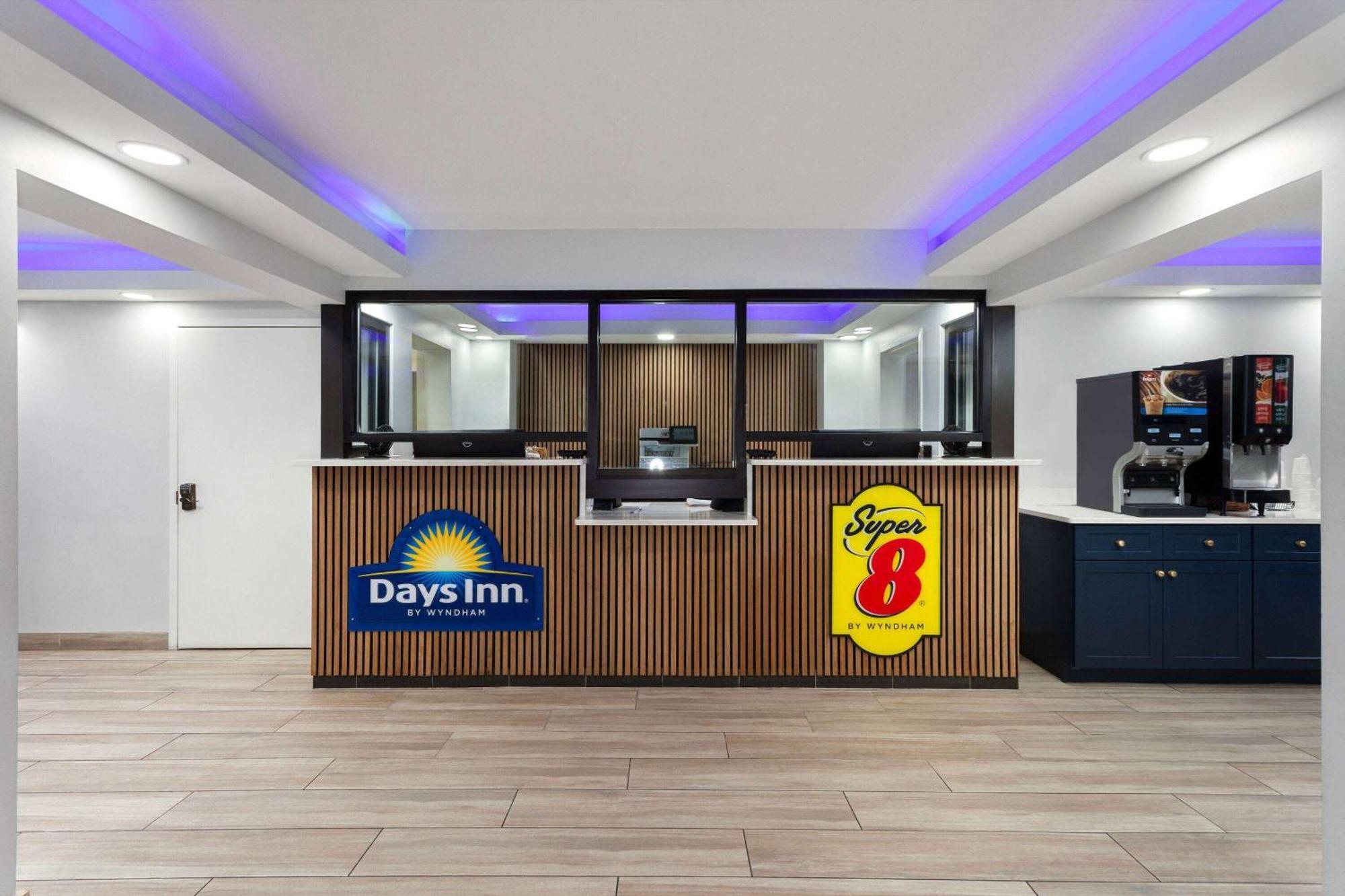 Super 8 By Wyndham Baltimore Northwest Exterior photo
