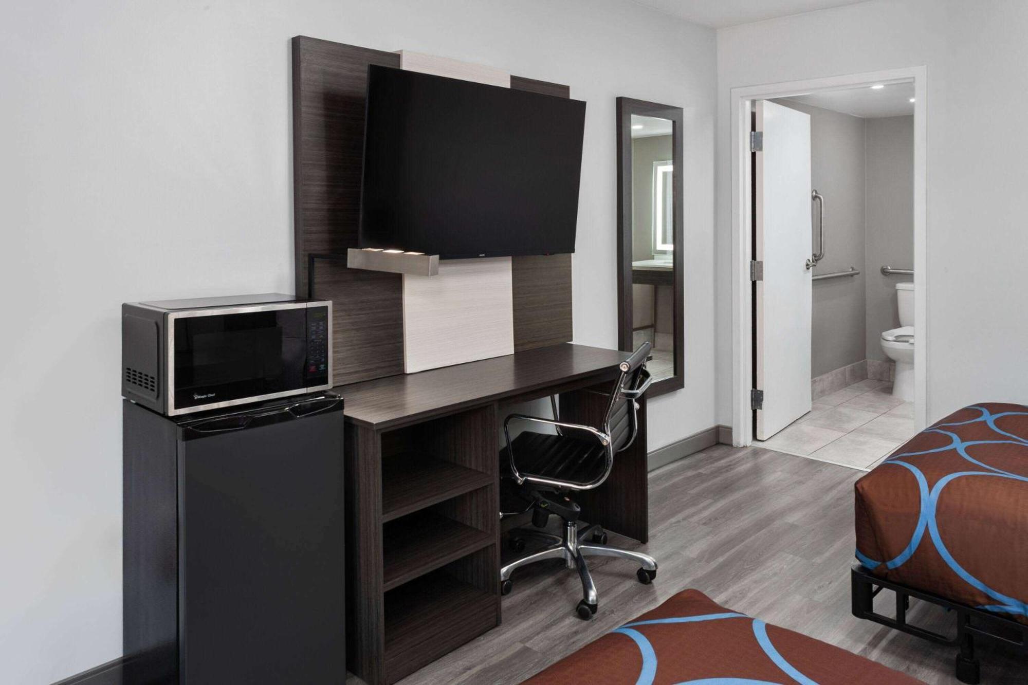 Super 8 By Wyndham Baltimore Northwest Exterior photo